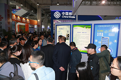 天坦移動(dòng)醫(yī)、護(hù)亮相信博會(huì)，展臺(tái)前人頭攢動(dòng)