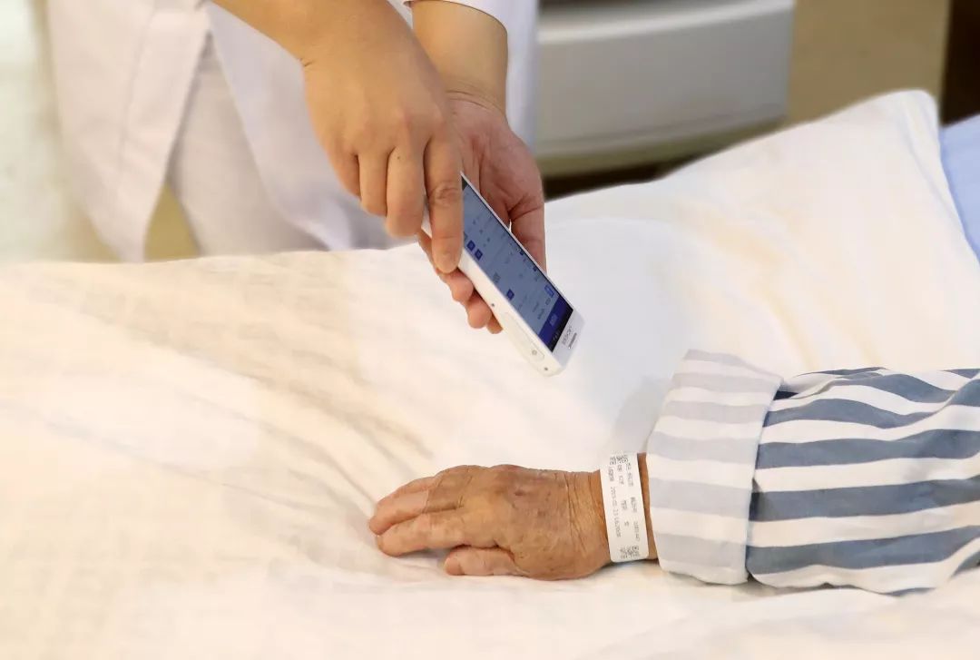 首發(fā)丨走進智慧病房，用科技托起生命的重量